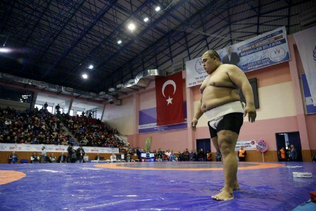 <p>Kırkpınar Başpehlivanı Recep Kara, 190 kilo Sumo Güreşi Asya Şampiyonu Kırgız güreşçi Almaz Ergeshov ile Ordu'da gösteri maçı için mindere çıktı. </p>
