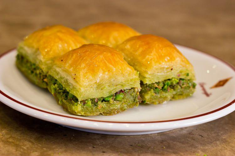 <p><strong>Baklava</strong></p>
<p>Bir porsiyon yani 200 gram (4 adet) 425 kaloridir.</p>