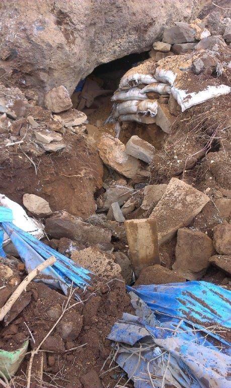 <p>Yapılan aramada ; girişleri ağaç dalları ve taşlarla kapatılmış 5 mağarada ve salon-mutfak olarak bölünmüş yeraltı sığınağında el yapımı patlayıcı yapımında kullanılan malzemeler ve bol miktarda gıda malzemesi ele geçirildi. </p>
<p> </p>