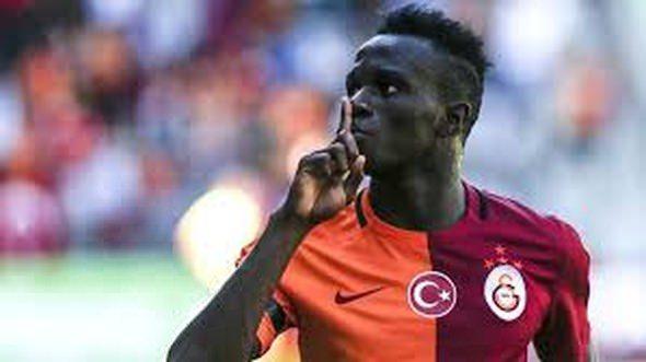 <p>Bruma’ya bu parayı yıllık 2 milyon Euro garanti ücret olarak verip, maç başı ücreti kaldırarak, diğer transferlere de uygulanan puan-prim sistemine geçmek isteyen Dursun Özbek yönetimi, oyuncunun 2018’de sona erecek olan sözleşmesini ise 3 yıl daha uzatıp toplam 5 yıla çıkaracak.</p>