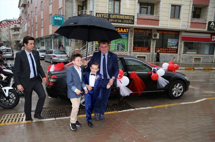 <p>Milli Savunma Bakanı Fikri Işık, Hakkari'de şehit olan Üsteğmen Serkan Çakal'ın oğlu Metehan'ın sünneti için makam aracını tahsis etti.</p>