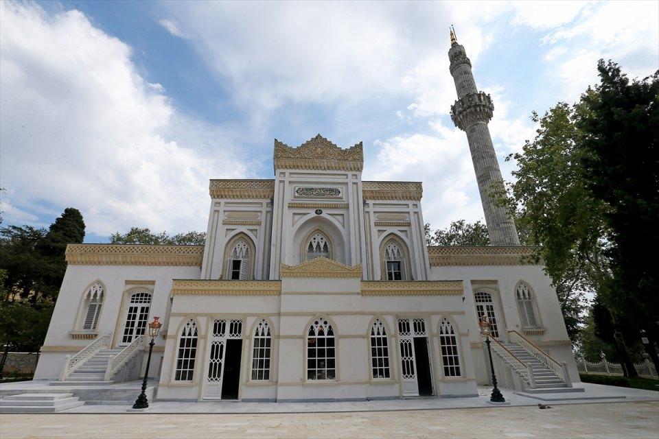 <p>Sultan 2. Abdülhamit tarafından 1885'te mimar Nikolaidis Jelpuylo'ya yaptırılan Yıldız Hamidiye Camisi, bugün cuma namazıyla ibadete açılacak.</p>
