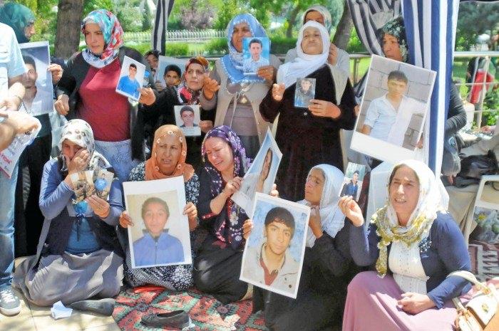 <p>Tehditle alıkoyarak, kaçırarak ya da kandırarak dağlara götürdüğü çocukları sözde devrim vaadiyle silahlandıran ve canlı bomba dâhil katliam eylemlerinde kullanan PKK, son 11 ayda 23 çocuğu öldürdü.</p>