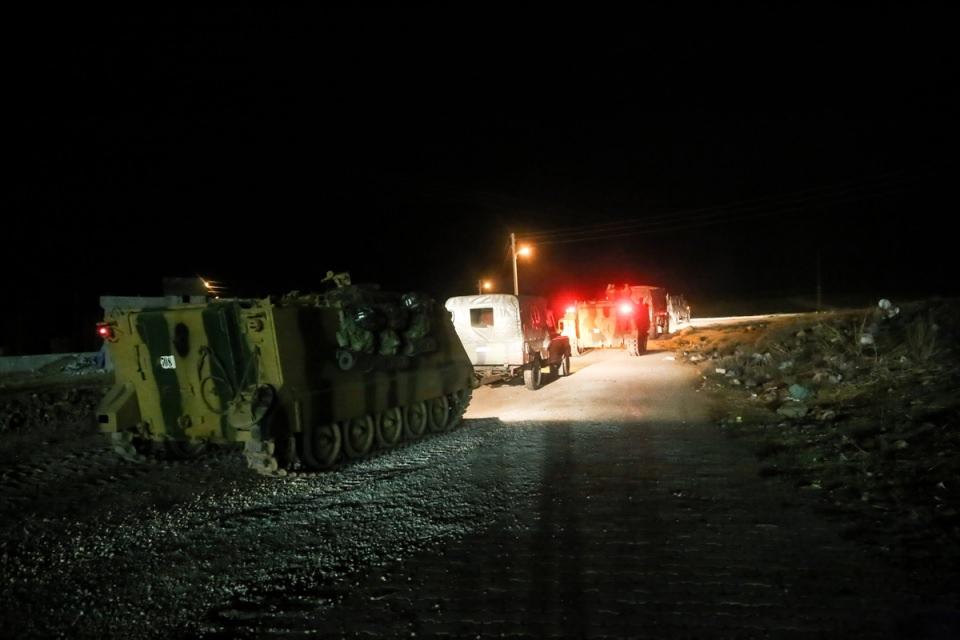 <p>Türkiye'deki çeşitli birliklerden gönderilen çok sayıda paletli zırhlı personel taşıyıcı ve askeri araçlar, sınır mahallelerinde tırlardan indirilerek ilçedeki sınır bölgesine sevk edildi. </p>
<p> </p>