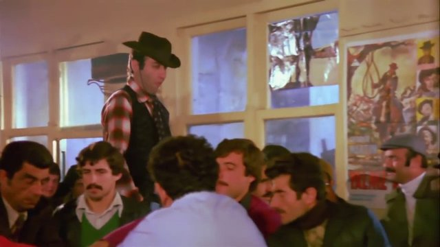 <p>1979 yapımı 'Umudumuz Şaban' filminde kahvehanede çalışan Ringo Şaban müşteriye ayran gönderirken patronun yüzüne ayran fırlatır.</p>

<p> </p>
