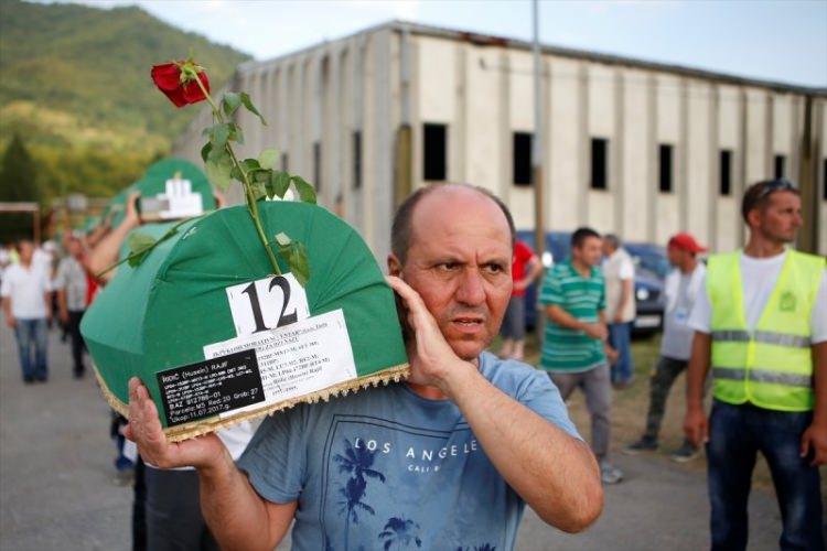 <p>Kadın ve çocukların Boşnak askerlerin kontrolündeki bölgeye ulaşmasına izin veren Sırplar, 8 binden fazla Boşnak erkeği ormanlık alanlarda, fabrikalarda ve depolarda katletti. Katledilen Boşnaklar o dönemde toplu mezarlara gömüldü.</p>
