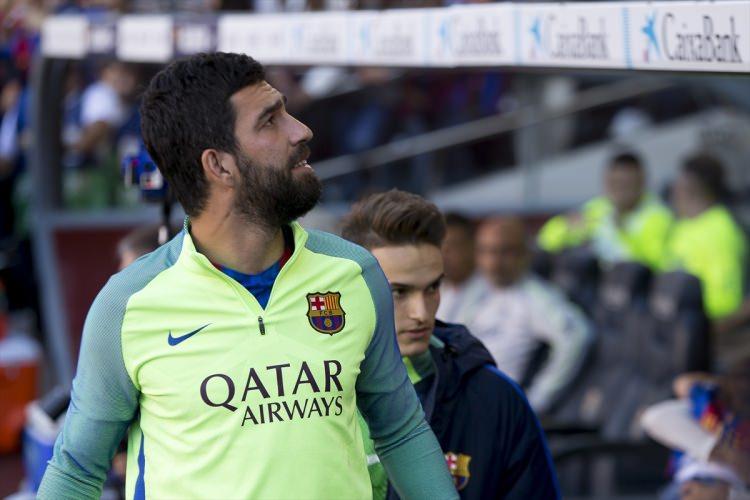 <p>Luis Enrique ile yolları ayıracak olan Katalan kulübündeki geleceği tartışılan milli yıldızımıza kötü haber geldi</p>
