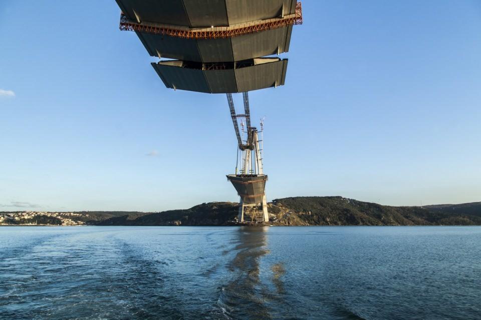 <p>Köprünün toplam uzunluğu ise 2 bin 164 metre. Köprü bu özelliği ile üzerinde raylı sistem olan dünyanın en uzun asma köprüsü olacak. </p>
