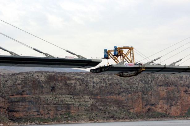 <p>Orta açıklığı 400 metre olan köprünün toplam uzunluğu 610 metreden oluşuyor. 96 metre yüksekliğinde pilonları, 24 buçuk metre genişliği olan köprü Adıyaman-Kahta-Siverek-Diyarbakır'ı birbirine bağlayacak.</p>
