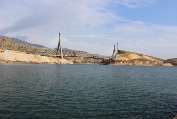 <p>Projesini Türk mühendis ve mimarların ‘Gergin Eğik Kablo Askılı Köprü’ tipinde hazırladığı Nissibi Köprüsü, modern ve çağdaş görünümüyle göz kamaştırıyor. </p>
