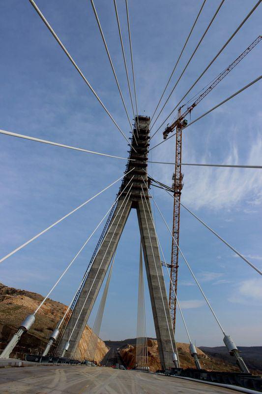 <p>Hakkari, Bitlis, Siirt, Şırnak, Batman, Mardin, Van, Diyarbakır illerinin Adıyaman üzerinden batı illerine olan ulaşımı sağlanacak. Köprü ile birlikte ‘çıkmaz sokak’ olan Adıyaman’ın, yolu açılacak. Diyarbakır’dan Kahta ilçesine mesafe 110 kilometre kısalacak.</p>
