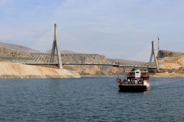 <p>Bölge halkı yapılacak olan Nissibi Köprüsü’nün bölge için çok önemli olduğuna dikkat çekerek, yıllardır yaşanan mağduriyetin son bulacak olmasından dolayı mutluluklarını ifade ettiler.</p>
