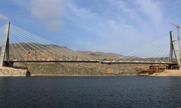 <p>Yörenin tarih ve kültür turizmi açısından yüksek potansiyeli, Nissibi Köprüsü'nün yapılması ile büyük bir ivme kazanacak ve köprü bölgenin sosyo-ekonomik kalkınmasına büyük katkılarda bulunacak.</p>
