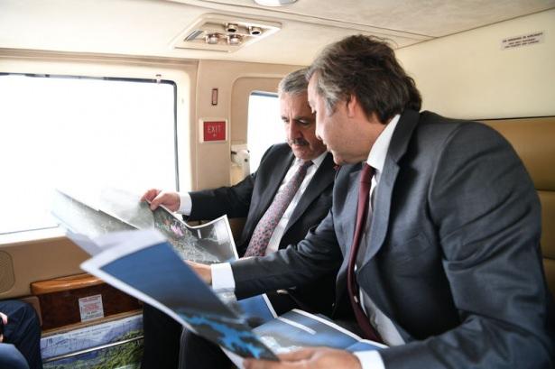 <p class="MsoNormal">Vatandaşları uçak bilet fiyatlarıyla ilgili de uyaran Arslan, "Bilet fiyatlarının belirli marjda tutulması için çalışmamız var. Ancak vatandaşlarımız planlı bir şekilde erken bilet alırsa daha uygun olacak. Son gün bilet alan kişiler acil kişiler. Havayolu şirketleri de erken bilet alınması için tavsiyede bulunuyor" diye konuştu. Öte yandan, yıl sonunda 1 milyon bin metrekarelik terminal binasının kaba inşaatını bitirilmesi planlanan şantiyede çalışmalar basın mensuplarınca görüntülendi. Görüntülerde havalimanında gelinen son durum kameralara yansıdı. Örnek terminal binası da basın mensupları tarafından görüntülendi.<o:p></o:p></p>
