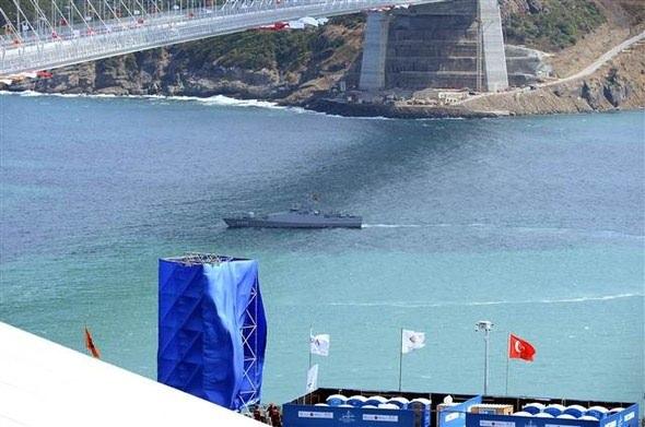 <p>Sahil Güvenlik ile donanmaya bağlı gemiler Karadeniz girişinde ve boğazda devriye görevi yapmaya başladı. </p>
