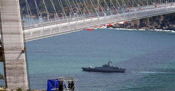 <p>Boğazdan gemi geçiş trafiği de tören nedeniyle durduruldu.</p>
