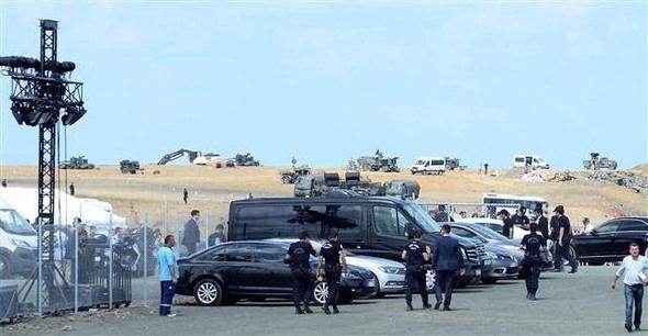 <p>Üzerlerinde uçaksavar ve ağır makineli silahların bulunduğu ağır silahlarla donatılmış zırhlı askeri araçlar, bölgeye hakim bir noktaya konuşlandırıldı. </p>
