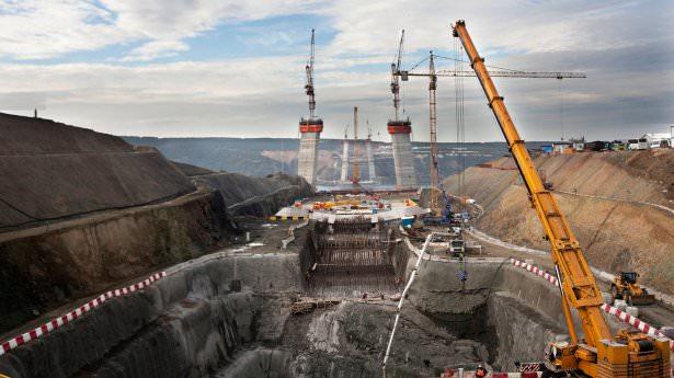 <p>Yüksekliği 320 metre olacak kulelerin 300 metresi tamamlandı ve her iki ayakta bulunan dört kule kirişlerle birbirine bağlandı</p>
