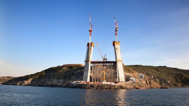 <p>Parçalar halinde üretilen tabliyelerin montaj sahaları hazır. 12 metre uzunluğunda, 6 metre genişliğinde paneller halinde bir araya getirildi.</p>