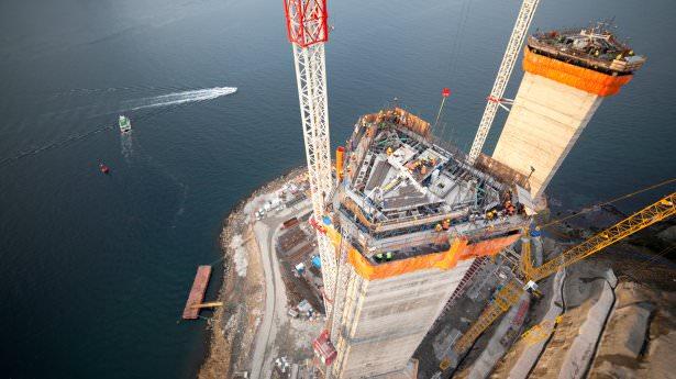 <p> 2015 sonuna kadar tamamlanması beklenen köprü inşaatında 5 bin 110 işçi üç vardiya esasına göre çalışılıyor. Geçen yıl mayıs ayında temeli atılan köprü inşaatının planlanandan daha hızlı gittiği belirtildi. </p>
