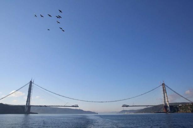 <p><strong>969 METRESİ YAPILDI, 439 METRE KALDI</strong></p>
<p>Geriye kalan 19 adet çelik tabliye segmentinin üretimi, halen Tuzla ve Altınova'daki tesislerde devam ediyor. İki yakayı birleştirecek olan bin 408 metre uzunluklu ana açıklıktaki tabliyenin 969 metresinin yapımı tamamlanırken, geriye 439 metre kaldı. </p>