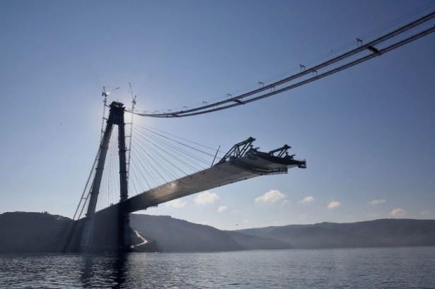 <p>Ankraj bloğundaki betonarme imalatlar tamamlanırken, ana kablonun montaj işleri de devam ediyor. Kule semerleri ve dağıtım semerlerinin imalat ve montajları tamamlandı. Kediyolu (catwalk) yapımı ve kablo bileziklerinin üretimi tamamlandı ve şantiye sahasına nakledildi. </p>
