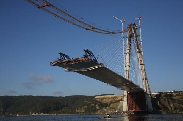 <p>Osmaniyeli Çelik Konstrüksiyon Montaj Formeni Ferhat Demirbilek, 300 metre yükseklikle çelik bir sepetin içinde mega projenin inşasında rol alıyor. Avrupa yakasında bulunan beton kulenin en üst kısmına yerleştirilen dev çelik konstrüksiyonları daha rahat kaynak yapılabilmesi için zımparayla kazıyan Demirbilek "Kulenin 300 metre yükseğinde iki kuleyi birbirine bağlayan çelik konstrüksiyonu inşa ediyorum ve bunun için geldim buraya. Heyecanlı işleri sevdiğim için geldim, Osmaniye'den geldim" dedi.</p>
<p> </p>