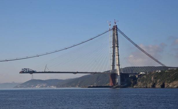 <p><strong>200 TÜRK, 400 GÜNEY KORELİ ÇALIŞIYOR</strong></p>
<p>Köprü şantiyesinde çalışan Türk ve Güney Koreli personel arasındaki ilişkiler ise dostluğa dönüşmüş durumda. Şantiyede Türk ve Güney Koreli personel arasında tercümanlık hizmeti de yapan Formen Serkan Ödemiş, "Koreli işçilerle Türk işçilerin iletişimini sağlamaya çalışıyoruz. Türkler Korelilere 'Korenin neresindensin' diye sorabiliyor. Koreliler de 'Söylesem bilecek misin?' moduna girebiliyor. Böyle durumlarda biz Kore'yi de bildiğimiz için yardımcı oluyoruz. Dokuz yıl Kore'de yaşadığımız için" diye konuştu. </p>
