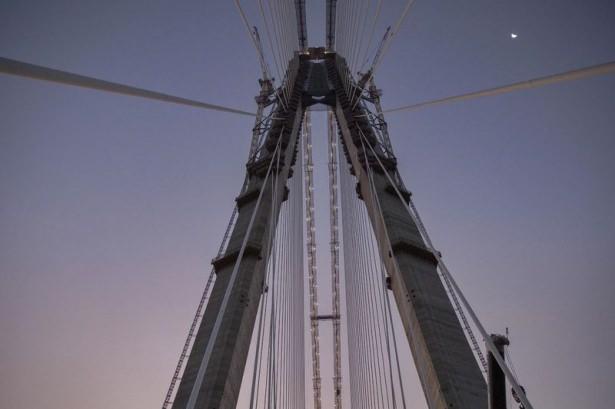 <p>Gelecek yıl tamamlanması beklenen Yavuz Sultan Selim Köprüsü'nde çalışmalar 24 saat devam ediyor. Yeni köprü denizden ve havadan görüntülend</p>
