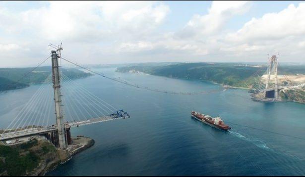 <p>ANA KABLONUN DÖŞENMESİNDE KULLANILACAK KEDİ YOLU HAZIR</p>
<p>Yavuz Sultan Selim ismi verilecek olan 3. Boğaz köprüsünde iki yaka geçtiğimiz aylarda, iki kule arasına kılavuz kablo çekilmesiyle ilk defa bir araya gelmişti.</p>