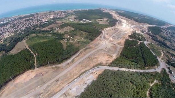 <p>Köprü üzerinde işçi ve mühendislerin artık yürüyerek karşıdan karşıya geçebildiği belirtildi. Kule kablo dağıtım semeri ve kablo bileziklerinin üretiminin ise İtalya'da yapıldığı belirtildi.</p>