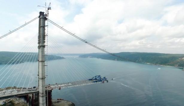 <p>İtalya'dan gemiyle getirilen bu elemanların kulelerin zirvesine yerleştirme işlemlerinin bitmek üzere olduğu, bu işlemin tamamlanmasının ardından ana kablonun döşenmesin başlanacağı öğrenildi.</p>