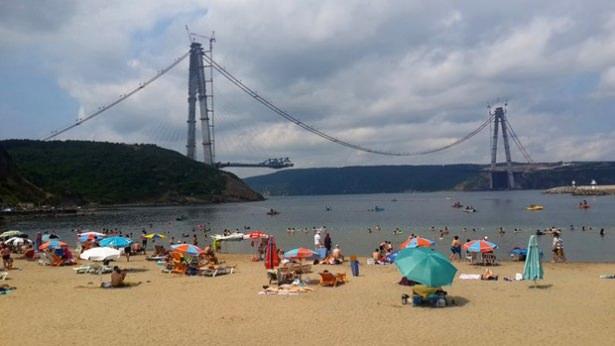 <p>Köprü tabliyelerini taşıyacak 176 eğik askı kablosundan 60'ının montajı gerçekleştirildi.</p>
