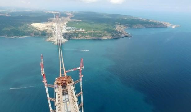 <p>Araçları taşıyacak çelik tabliyelerin üretiminin Tuzla ve Altınova'daki tesislerde devam ettiği, gemilerle getirildiği belirtildi.</p>
