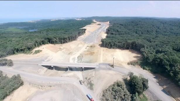 <p>KUZEY MARMARA OTOYOLU PROJESİNDE YOLLAR ASFALTLANMAYA BAŞLANDI <br />
<br />
Öte yandan Kuzey Marmara (3. Boğaz Köprüsü dahil) Otoyolu Projesi kapsamında 102 adet menfez, 6 adet alt geçit ve 1 adet üstgeçit tamamlandığı belirtildi.</p>
