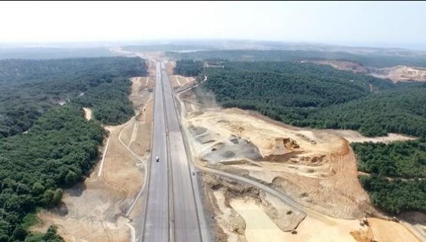 <p>Projenin Kısırkaya ve Çiftalan köylerinden geçen bazı bölümlerinde karayolu yapım çalışmalarının tamamlandığı ve yolun asfaltlandığı görüldü.</p>
