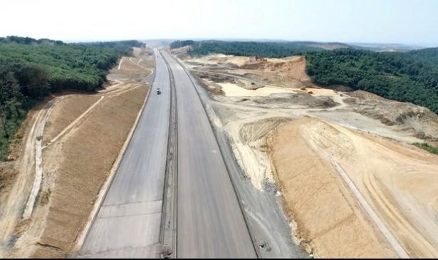 <p>Odayeri mevkiinde bulunan ve Kuzey Marmara otoyolunu, yapımı halen süren 3. Havalimanıyla bağlayacak büyük kavşakta ise çalışmalar çok yoğun bir şekilde sürüyor.</p>
