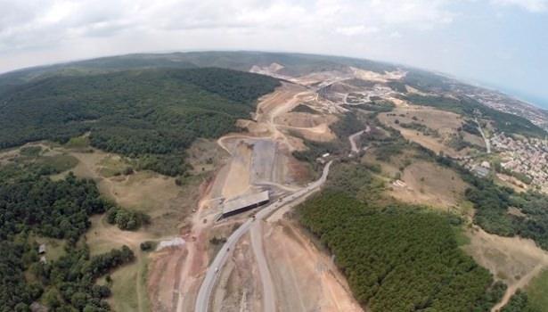 <p>8 şerit karayolu 2 şerit demiryolu olarak toplam 10 şeritli köprünün Deniz üzerindeki uzunluğu 1408 metre olacak.</p>
