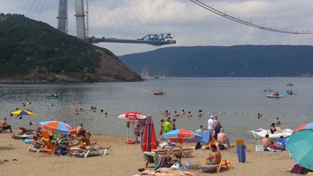 <p>Köprünün toplam uzunluğu ise 2 bin 164 metre. Köprü bu özelliği ile üzerinde raylı sistem olan dünyanın en uzun asma köprüsü olacak</p>

