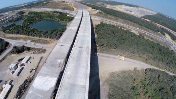 <p>3. Köprü, ayak yüksekliği ile de dünyanın en yükseği olacak. Köprü üzerindeki raylı sistem, Edirne'den İzmit'e kadar yolcu taşıyacak.</p>
