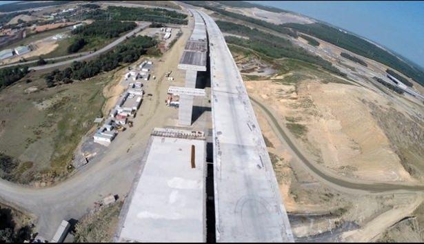 <p>Marmaray ve İstanbul Metrosu ile entegre edilecek raylı sistemle Atatürk Havalimanı, Sabiha Gökçen Havalimanı ve yeni yapılacak 3. Havalimanı da birbirine bağlanacak.</p>
