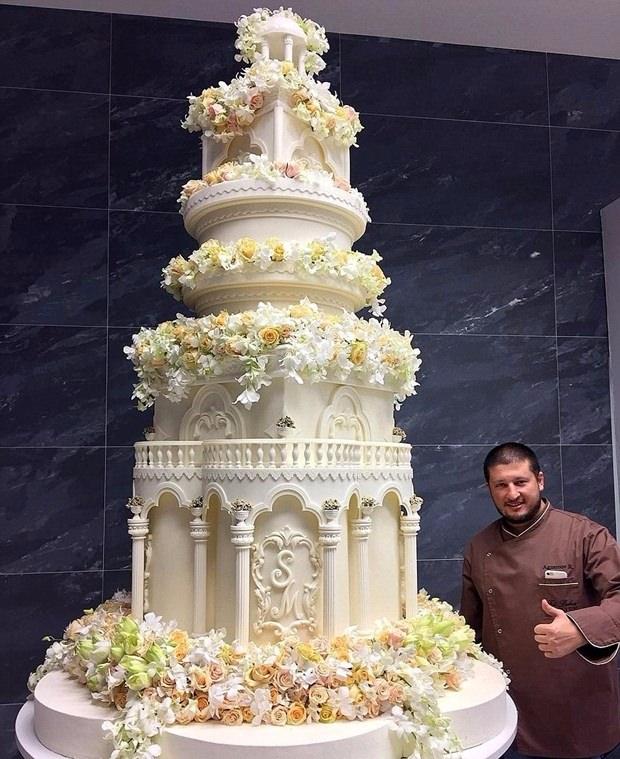 <p>Eski bir boksör olan pasta tasarımcısı Renat Agzamov’un hazırladığı pasta, üç metre uzunluğundaydı.</p>
