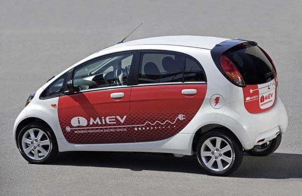 <p>Yüzde 100 elektrikle çalışan 4 kişilik i MiEV, sıfır karbondioksit salınım ile çevreyi de koruyor.</p>
