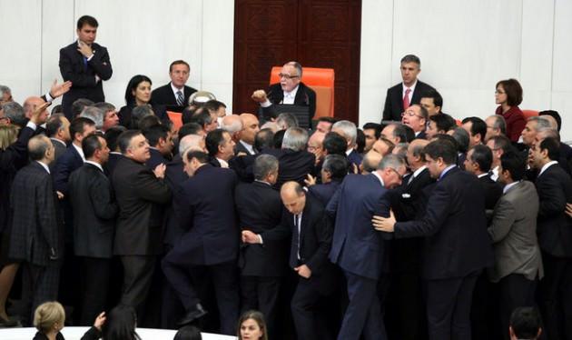 <p><span style="line-height: 13pt;">Meclis, bug&uuml;n yine gerilimli bir oturuma sahne oldu.</span></p>