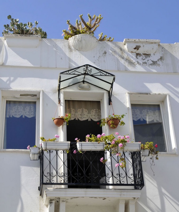 <p>İlçeye gelen turistlerin dikkatini çeken, 1974 yılındaki imar planlarına göre iki katlı yapılan ve beyaz renge boyanan Bodrum evleri, begonvil çiçekleriyle kaplı çevresi, mavi boyalı kapı ve pencereleriyle adından söz ettiriyor.</p>