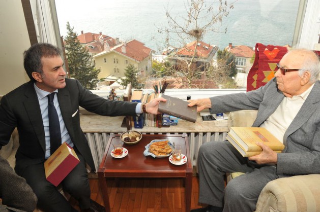Kültür ve Turizm Bakanı Ömer Çelik, Türk edebiyatının en büyük isimlerinden Yaşar Kemal'i İstanbul'daki evinde ziyaret etti.