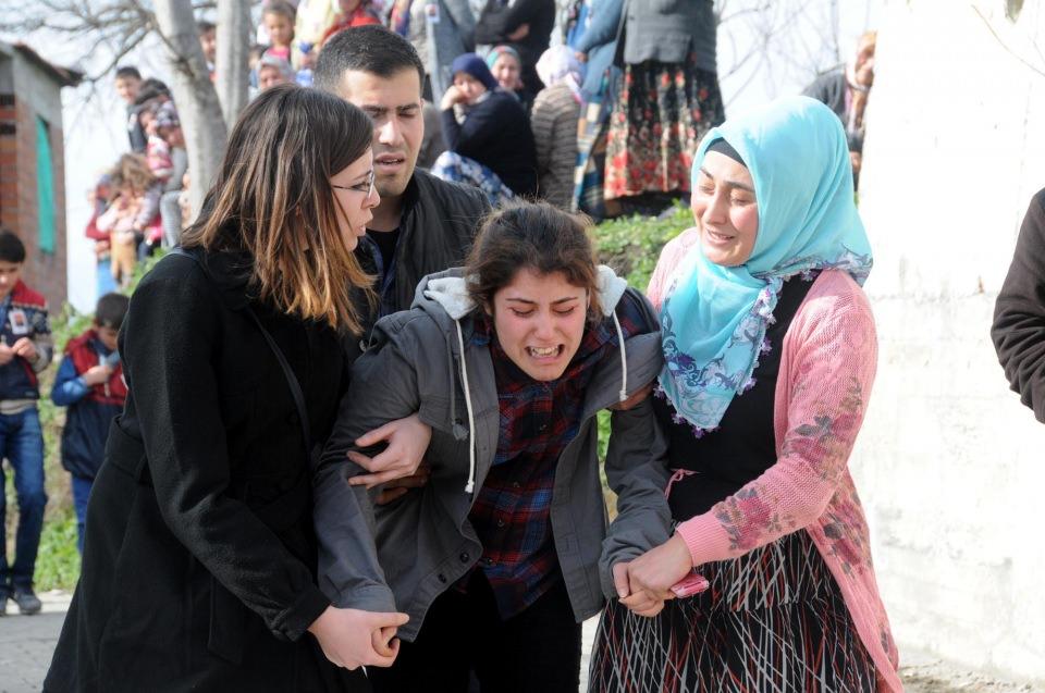 <p>Şehit G&ouml;ksal Cin&rsquo;in cenazesi, sabah Zonguldak Atat&uuml;rk Devlet Hastanesi morgundan ailesine teslim edildi. Oğlunun tabutunu alırken g&ouml;zyaşlarına boğulan şehidin annesi Azime Cin&rsquo;i, oğlunun silah arkadaşları ile Zonguldak Belediye Başkanı Muharrem Akdemir teselli etti.&nbsp;</p>
