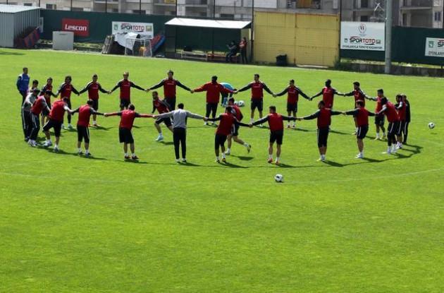 <p>Teknik direkt&ouml;r Fatih Terim&rsquo;in verdiği raporla harekete ge&ccedil;en y&ouml;netim, Kamerunlu stoper Chedjou&rsquo;nun da transferinin ardından 11&rsquo;e &ccedil;ıkan yabancı oyuncu sayısını indirebilmek i&ccedil;in d&uuml;ğmeye bastı.</p>