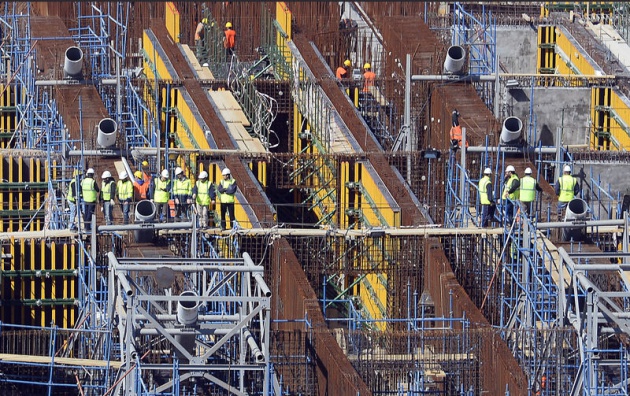 <p>Karayolları Genel Müdürlüğü, 3. Boğaz Köprüsü'nün kule yüksekliğinin Avrupa yakasında 198 metre, Asya yakasında 198 metre olarak tamamlandığını, her iki yakada da kayar kalıp sistemi sökülerek, otomatik tırmanır kalıp sistemine geçiş çalışmalarının devam ettiğini bildirdi.</p>