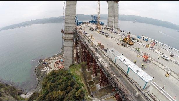 <p>Araçları taşıyacak çelik tabliyelerin üretiminin Tuzla ve Altınova’daki tesislerde devam ettiği, inşaat planı gereği gemilerle getirildiği belirtildi.</p>
